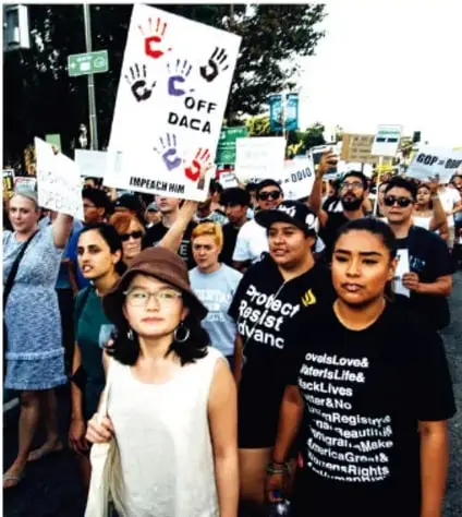 Marcha con carteles 'OFF DACA' y 'Immigration' en defensa de los Dreamers.