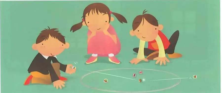 Tres niños juegan a las canicas alrededor de un círculo dibujado en el suelo.