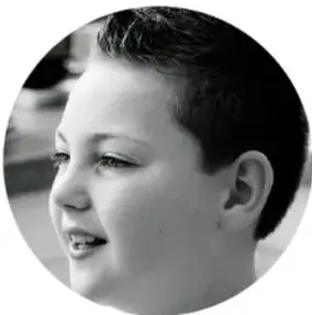 Fotografía de un niño sonriente.