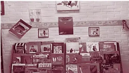Imagen 3. Antes: estanterías móviles con libros apilados y poco visibles.