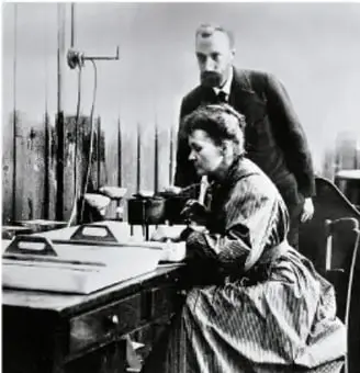 Fotografía histórica de Marie Curie y Pierre Curie en su laboratorio.