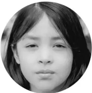 Fotografía en blanco y negro del rostro de una niña.