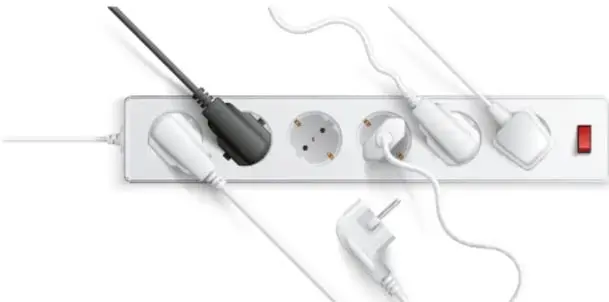 Multicontacto o regleta blanca con varios enchufes conectados (cables de distintos aparatos electrónicos) y un interruptor rojo.
