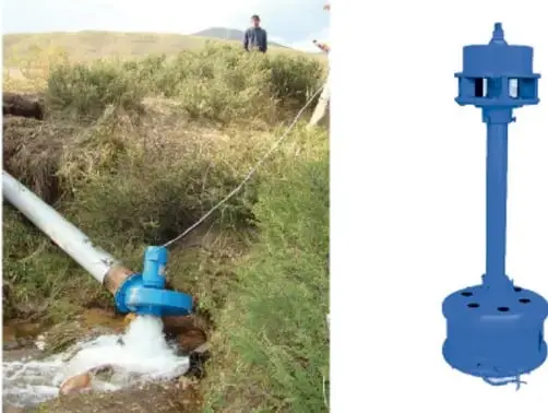 Foto de una instalación microhidráulica: una tubería con una turbina azul que descarga agua en un canal, en un entorno rural con una persona al fondo.