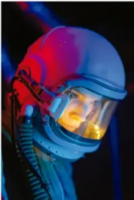 Casco o visor tecnológico iluminado con tonos azules y rojos, asociado a la exploración espacial y a la realidad virtual.