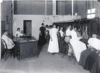 Fotografía histórica de mujeres trabajando en la Compañía Nacional de Teléfonos de Guayaquil a inicios del siglo XX.