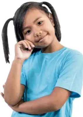 Fotografía de una niña con camiseta azul, en postura de pensamiento, con la mano en la mejilla.