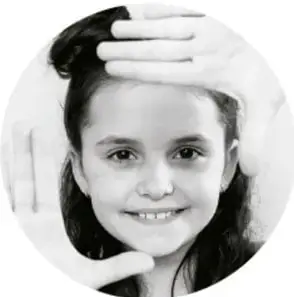 Fotografía circular de una niña sonriente con las manos sobre la cabeza, acompañando la actividad de reflexión.