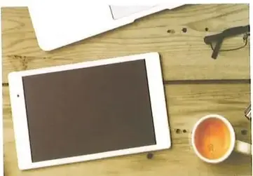 Dispositivo móvil sobre una mesa, relacionado con la observación de videos en teléfonos celulares.