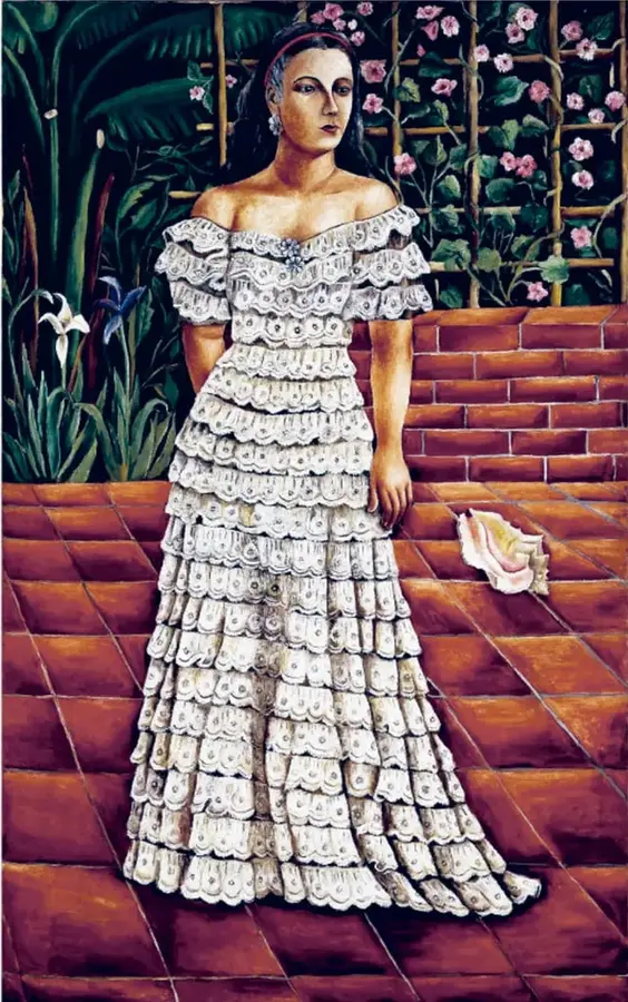 Reproducción del cuadro 'Retrato de María Asúnsolo, 1942' de María Izquierdo: mujer de pie con vestido blanco de encaje y volados, piso de barro rojo, pared de ladrillo, reja con flores rosas y plantas verdes, abanico rosa en el suelo.