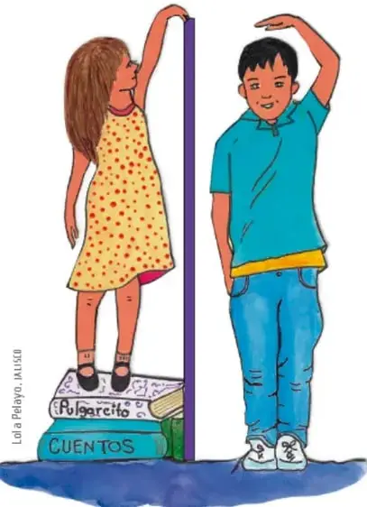 Niña de pie sobre unos libros midiendo la estatura de un niño que está parado derecho junto a una varilla vertical, con la mano a la altura de su cabeza.