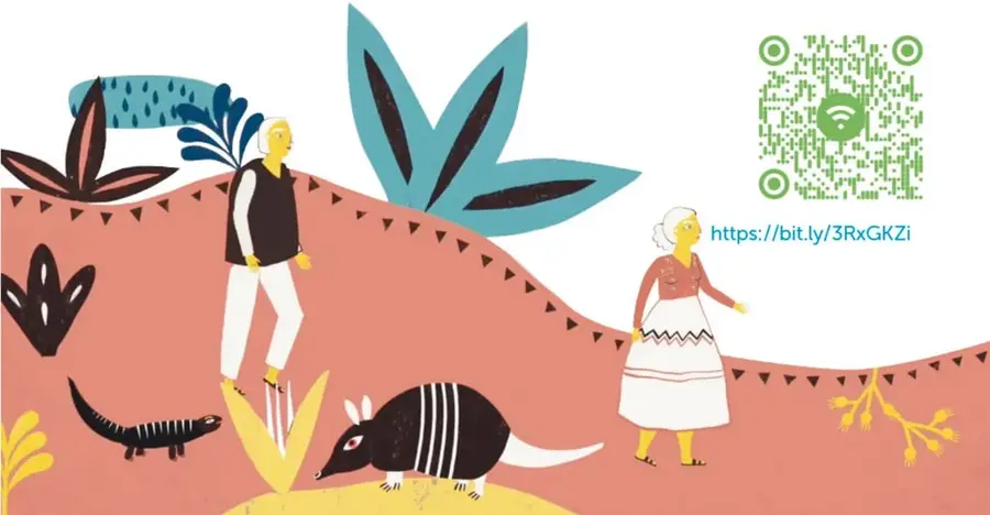 Ilustración de un abuelo con suéter negro y pantalón blanco y una abuela con blusa y falda blancas bordadas, caminando entre lomas color salmón con plantas estilizadas, un armadillo y una iguana negros.