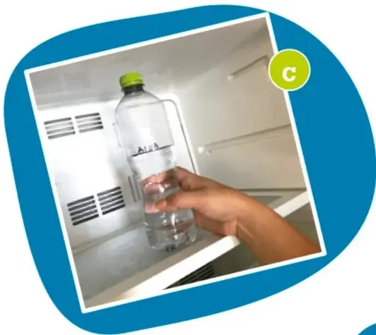 Botella con hielo y la palabra "Hielo" marcada por encima del nivel del agua.