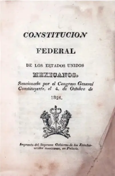 Portada de la Constitución Federal de los Estados Unidos Mexicanos de 1824, con texto impreso y escudo nacional.