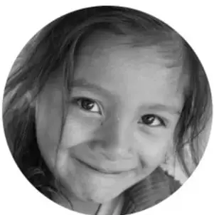 Nota en tipografía turquesa que recalca que niñas y niños tienen las mismas capacidades para las tareas, tanto deportes como cocinar.