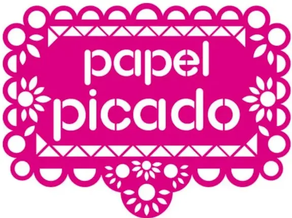 Fotografía de manos recortando un papel picado morado con figuras caladas; foto de Carlos Hahn, ¿cuál es de México.