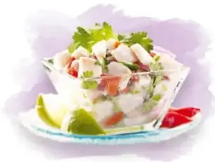 Plato de pan de cazón bañado en salsa de jitomate.