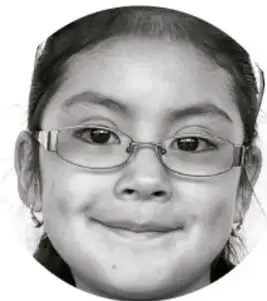 Retrato fotográfico en blanco y negro de una niña sonriente con lentes, dentro de un círculo.