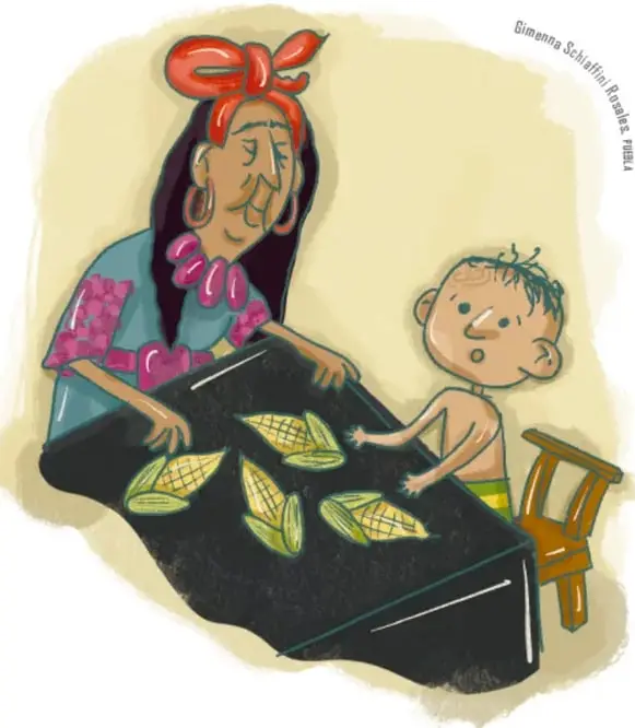 La anciana de moño rojo y huipil azul con flores, sentada ante una mesa con manteles negros decorados con mazorcas de maíz, platicando seriamente con el enano, que está de pie junto a una silla de madera.