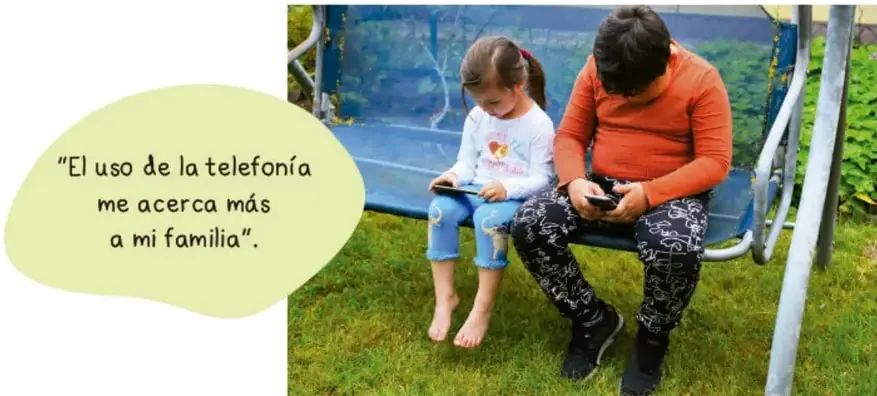 Fotografía de un adulto y una niña sentados en un columpio, ambos usando teléfonos celulares, con un fondo de naturaleza.
