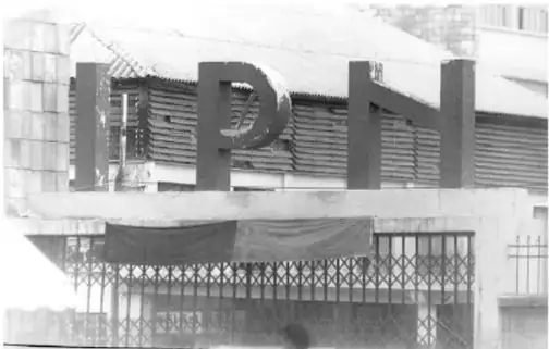 Fotografía en blanco y negro de la fachada del edificio del Instituto Politécnico Nacional con letras monumentales 'IPN'.