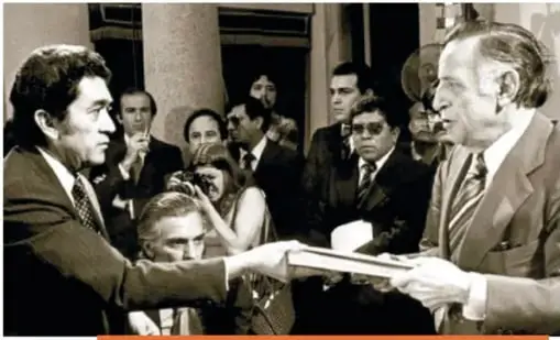 Fotografía del 11 de abril de 1978: Jesús Reyes Heroles entrega a Arnoldo Martínez Verdugo la documentación para registrar al Partido Comunista Mexicano.