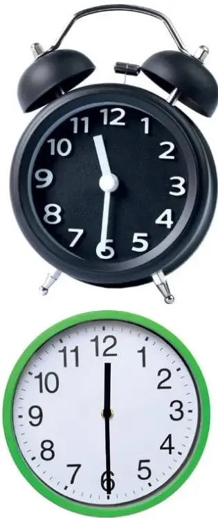 Reloj de pared con borde verde, manecilla corta entre el 8 y el 9, larga en el 6.
