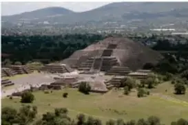 Fachada frontal de la Pirámide del Sol en Teotihuacan, Estado de México, con vegetación alrededor.