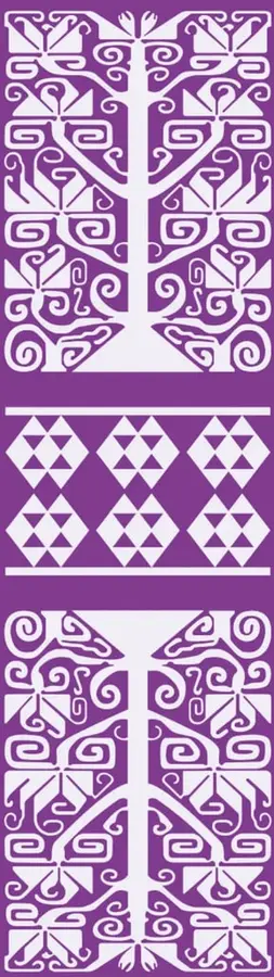 Franja vertical morada con patrones geométricos blancos inspirados en arte textil indígena: una figura central con forma de árbol o cruz rodeada de espirales, una banda de rombos y triángulos, y otra figura simétrica de espirales.