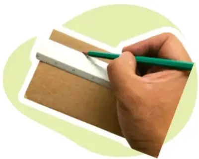 Manos cortando un popote con tijeras para obtener dos segmentos.