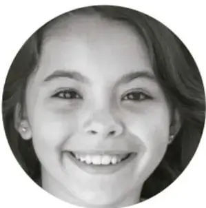 Fotografía circular en blanco y negro de una niña sonriente.