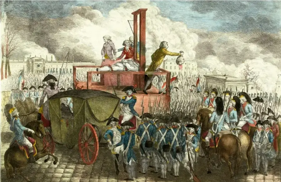 Grabado coloreado que representa una ejecución con guillotina durante la Revolución Francesa: una multitud y soldados con uniformes azules rodean el cadalso, donde un verdugo muestra una cabeza cercenada; al fondo se observan edificios y humo.
