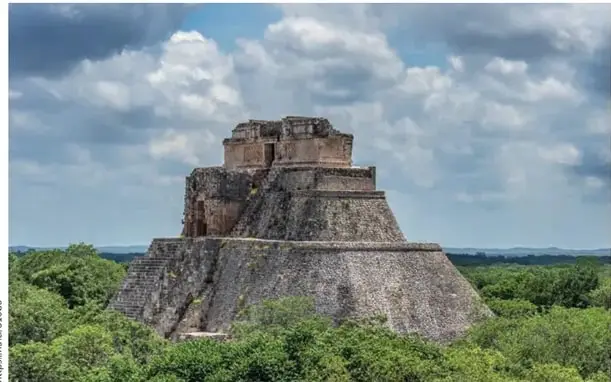 Fotografía de una pirámide maya en Tikal.