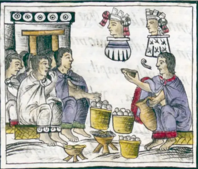 Escena principal con varias personas sentadas conversando y ofreciendo canastas con huevos y aves; dos cabezas con tocados sobre ellas.