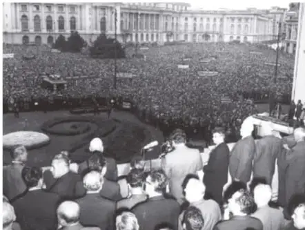 Fotografía de una multitud en una plaza, probablemente manifestación en Europa del Este.
