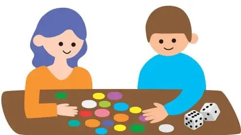 Dos estudiantes sentados a una mesa; sobre la mesa hay muchas tapas de colores y dos dados. Una niña y un niño participan del juego.