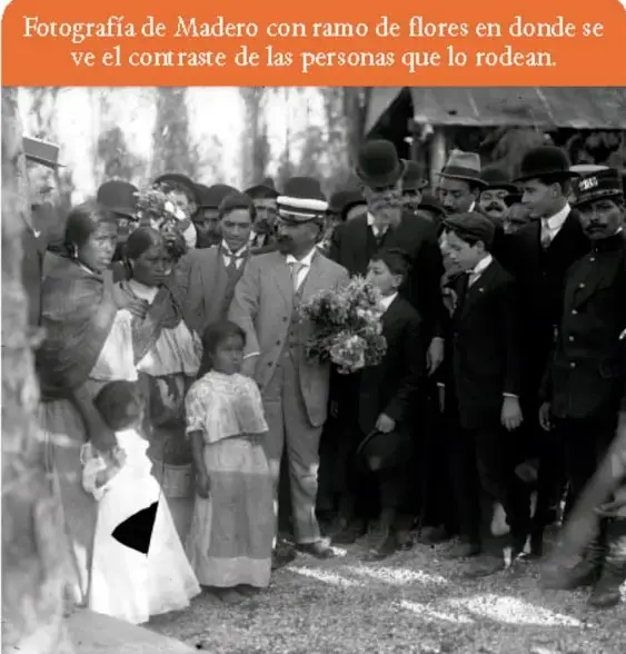 Fotografía en blanco y negro de Francisco I. Madero con un ramo de flores, rodeado de personas que muestran contraste social.