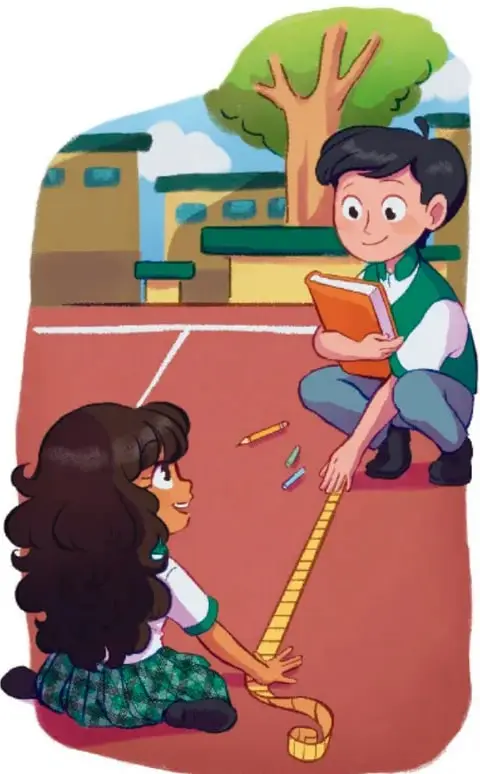 Ilustración de dos estudiantes en el patio escolar. Una niña con falda verde sostiene una cinta métrica amarilla extendida sobre el suelo, mientras un niño con camisa verde y libro naranja observa. Al fondo hay un árbol, edificios escolares y una cancha deportiva.