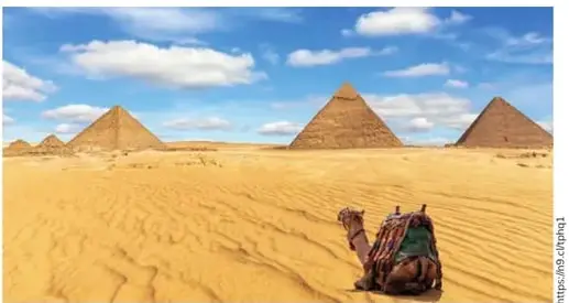 Fotografía de las Pirámides de Giza con desierto.