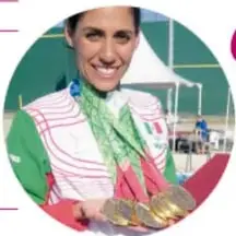 Fotografía circular de Nuria Diosdado sonriendo con su medalla de plata colgada al cuello y un ramo de flores.