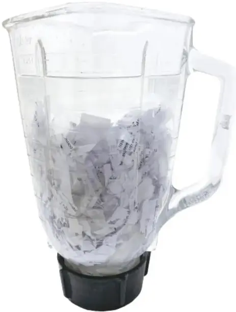 Vaso de licuadora visto desde arriba con la mezcla ya licuada, de aspecto espumoso y blanquecino.