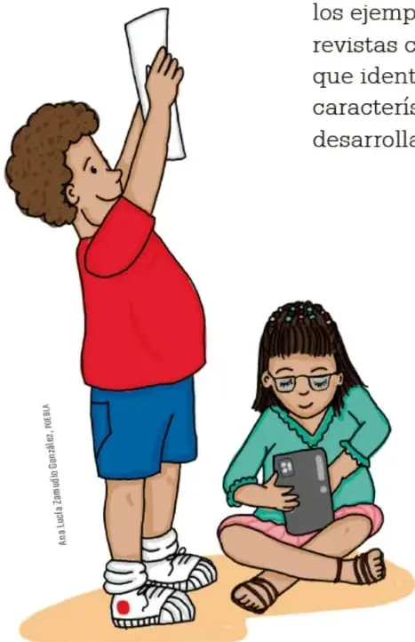 Niño con playera roja y shorts azul levanta una hoja; niña con lentes y tablet sentada en el piso.