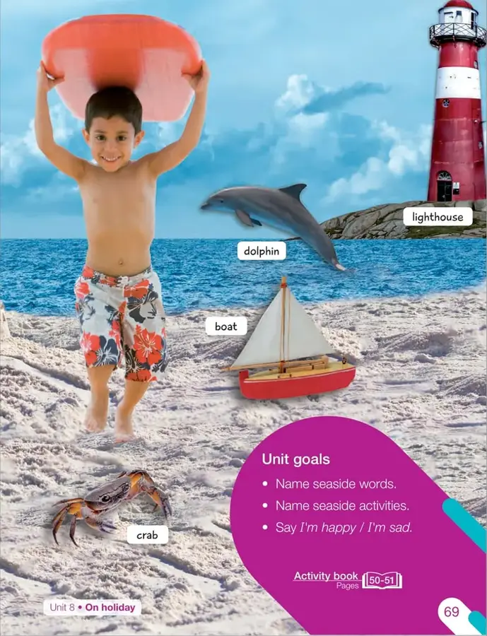 Niño en la playa sosteniendo una tabla roja sobre su cabeza, con traje de baño floreado.