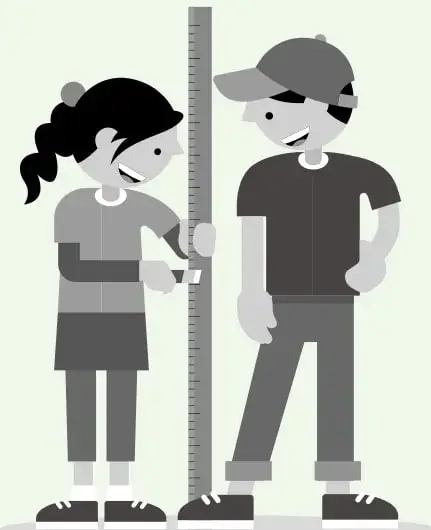 Ilustración de una niña sosteniendo una huincha de medir vertical y una goma, junto a un niño frente a ella con un pie extendido hacia adelante, listos para la actividad.