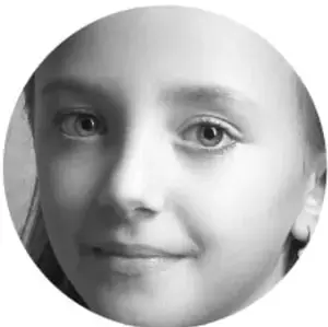 Fotografía en blanco y negro del rostro de una niña mirando de frente.