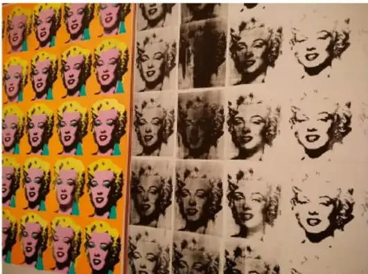 Reproducción de una obra de Andy Warhol: múltiples retratos repetidos de Marilyn Monroe en colores planos (arte pop).