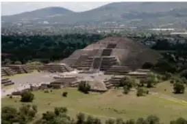 Fachada frontal de la Pirámide del Sol, Teotihuacan, Estado de México.