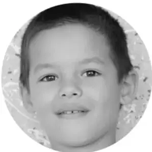 Fotografía de un niño sonriente.