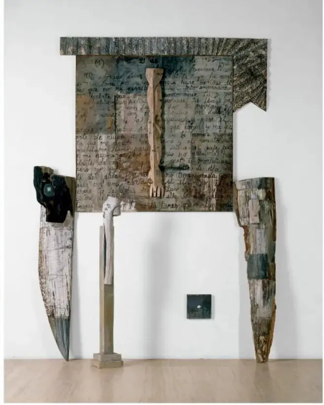 Instalación Formas violadas de Alejandro Aguilera: figuras de madera y metal contra pared blanca con textos manuscritos.