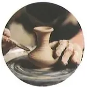 Fotografía circular de una persona elaborando una artesanía de cerámica.